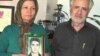 پدر و مادر سعید زینالی، عکس فرزندشان را در دست دارند.
