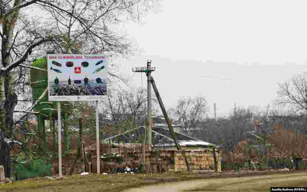 Kənd döyüş bölgəsinə çox yaxın yerləşdiyindən xüsususi nəzarət zonası kimi müxtəlif xəbərdarlıq işarələri görmək olar. 