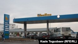 Жанармай құю станциясында кезекте тұрған көліктер. Алматы, 8 қазан 2014 жыл. (Көрнекі сурет)