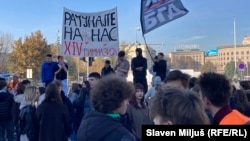 Okupljeni kod šatora u kojem Dijana Hrka štrajkuje glađu u Beogradu, 14. novembar 2025.