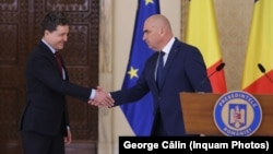 Нікушор Дан (зліва) заявив, що Іліє Боложан (справа) є «найбільш підходящою людиною» для цієї роботи, яка включає вирішення бюджетної кризи