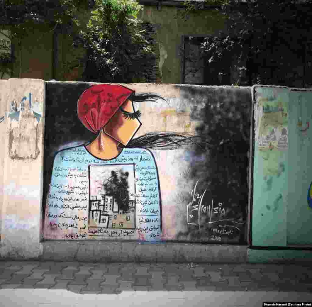 نقاشی شمسیه&nbsp;حسنی، هنرمند افغان&nbsp;روی دیواری کابل، اهمیت&nbsp;آموزش&nbsp;برای&nbsp;دختران&nbsp;را تبارز میدهد.