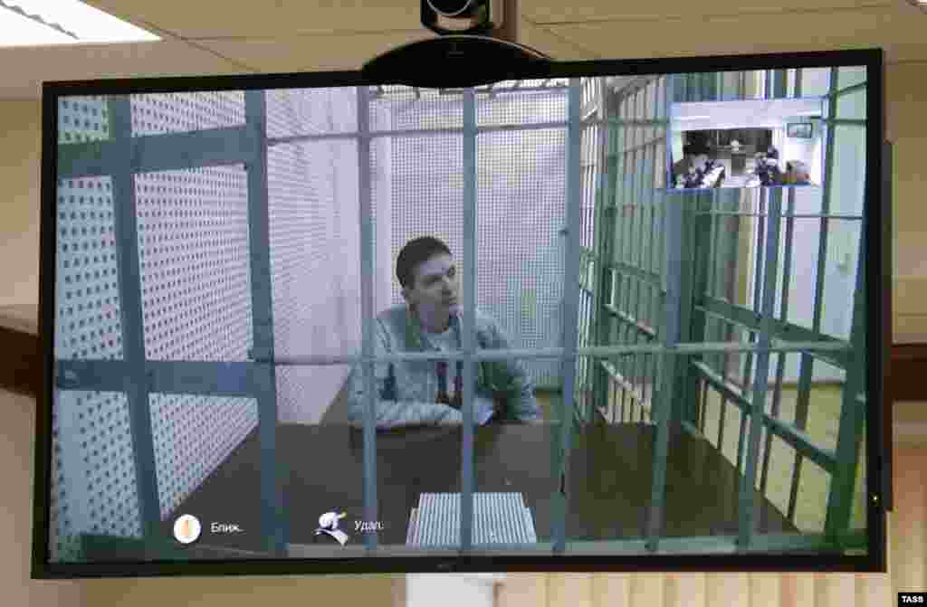 Надія Савченко під час засідання суду на відеозв&#39;язку із СІЗО. Москва, 25 лютого 2015 року
