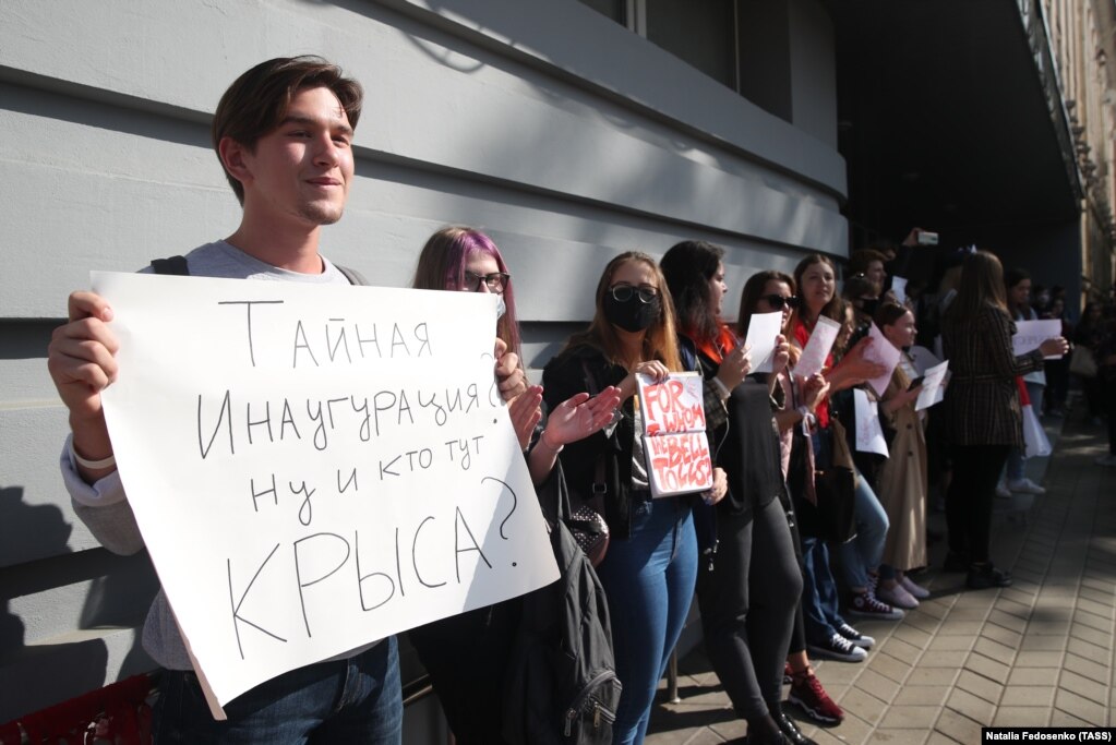 На фото: хлопець тримає плакат із написом: «Таємна інавгуація? Ну, і хто тут щур?»