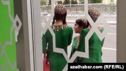 Turkmenistanske učenice na autobuskoj stani u Ašgabatu.