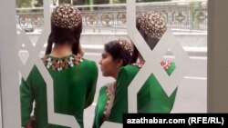 Turkmen schoolgirls at a bus stop in Ashgabat. (illustrative photo)