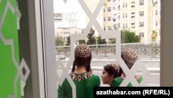 Туркменские школьницы на автобусной остановке