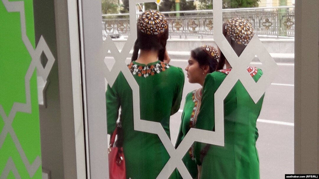 Turkmenistanske učenice na autobuskoj stani u Ašgabatu.