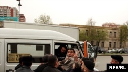  Азербайджанская полиция пресекла в понедельник попытку проведения несанкционированной акции перед мэрией членами партий, входящих в блок "Азадлыг"