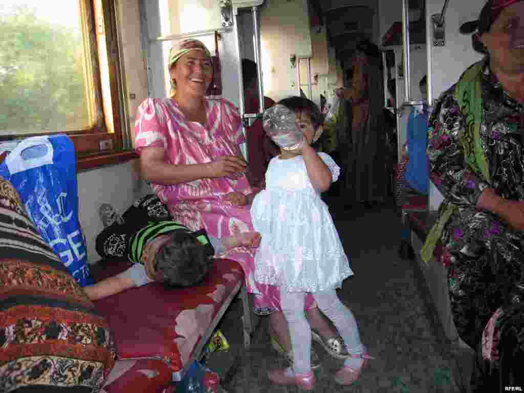 Russia -- Dushanbe-Moscow train for Shakirov migrant story, Jun2009 