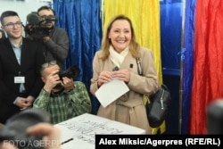 Președinta USR, Elena Lasconi, candidat la prezidențiale, votează în primul tur al alegerilor prezidențiale, la Colegiul Tehnic „Mihai Bravu” din Capitală.