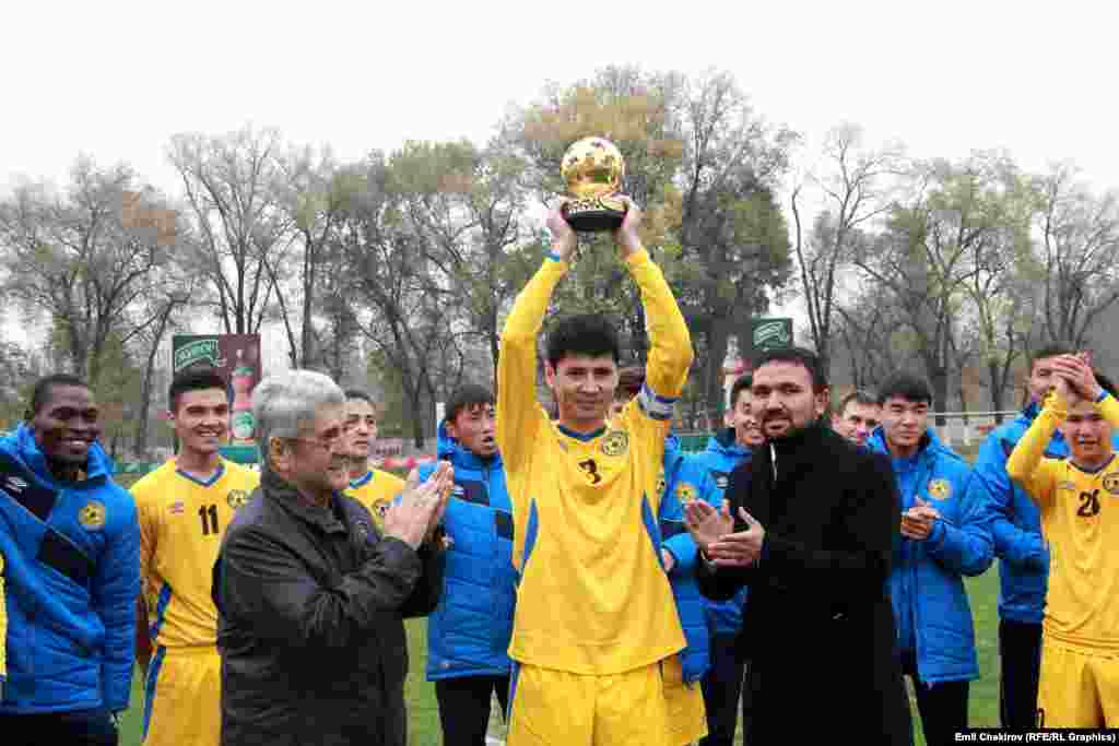 Кыргызстандын футбол боюнча чемпиондугунун жыйынтыгында &quot;Дордой&quot; клубунун оюнчулары 48 упай топтоп чемпион катары кубок менен сыйланышты. Канттын &quot;Абдыш-Ата&quot; клубу&nbsp;40 упай менен күмүш байгеге татыды. Бишкектик &quot;Алга&quot; 35 упай менен үчүнчү орунду&nbsp;алды. Былтыркы чемпион Оштун &ldquo;Алай&rdquo; клубу бул сапар 32 упай менен төртүнчү катардан орун алды. &quot;Алдиер&quot; (Куршаб) бешинчи, &quot;Ала-Тоо&quot; (Нарын) алтынчы, &quot;Нефтчи&quot; (Кочкор-Ата) жетинчи ал эми &quot;Манас&quot; (Бишкек) клубу сегизинчи катарга жайгашты. Кыргызстандын чемпиондугунда алтын жана күмүш байгелерди алган клубдар 2015-жылы Азиялык Футбол Конфедерациясынын кубогу үчүн мелдештерге катышат. &quot;Абдыш-Ата&quot; квалификациялык мелдештерден, ал эми &quot;Дордой&quot; &nbsp;тайпалык тандоо оюндарынан мөрөй талашууга чыгат.&nbsp; 