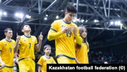 Дастан Сәтбаев (№19) бастаған Қазақстан құрамасының ойыншылары Бельгия командасымен ойынға шығып келеді. Астана, 15 қараша, 2025 жыл.