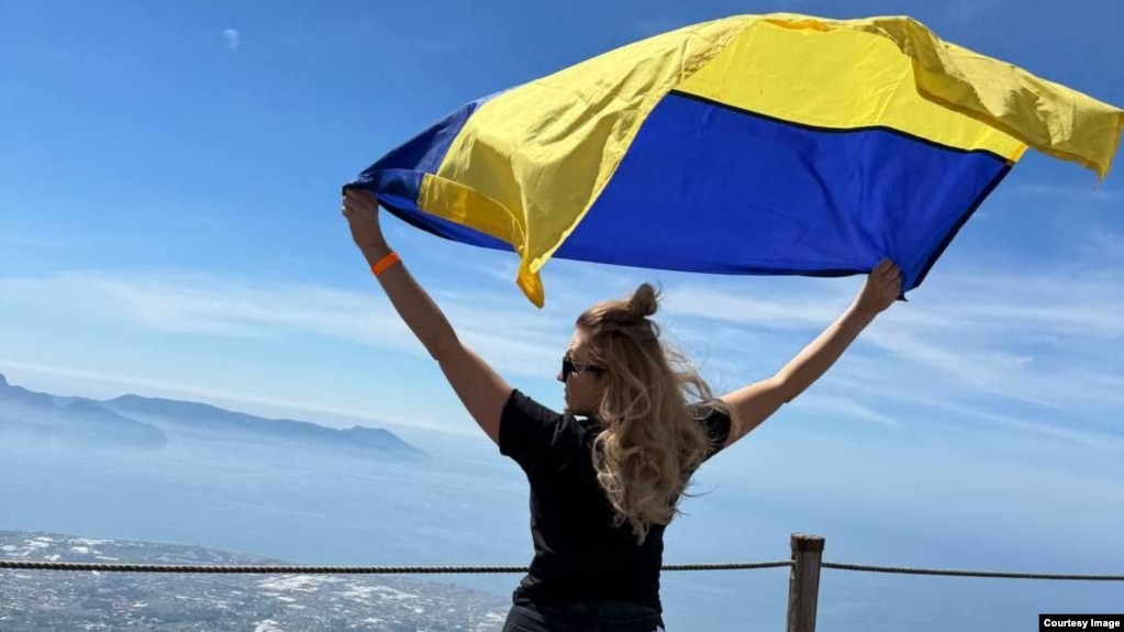 Наталія з українським прапором, який вона всюди возить із собою. Везувій, Італія, весна 2024 року