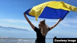 Наталія з українським прапором, який вона всюди возить із собою. Везувій, Італія, весна 2024 року