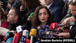 Presidentja Vjosa Osmani duke folur për gazetarët në Prishtinë, 28 dhjetor 2025.