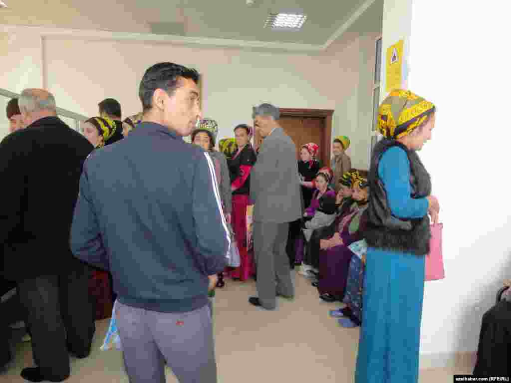 Poçta bölüminde zenanlar 40-manat sowgat puluny almaga nobata durlar