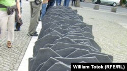 Plăci inscripţionate cu numele lagărelor în faţa Reichstag-ului