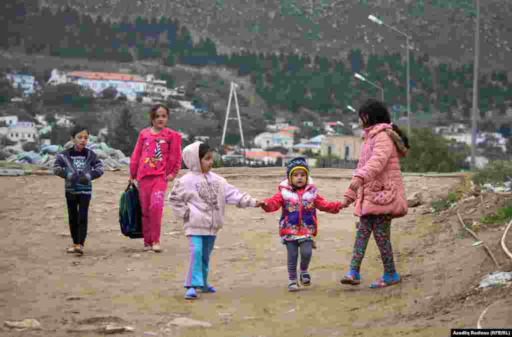 Bayılın aşağı küçələrinin yolları daha geniş və evlərin sahələri böyükdür. 