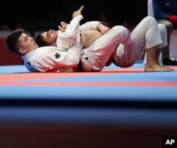 Дархан Нортаев использует прием против соперника в финале соревнований. Джакарта, 25 августа 2018 года.