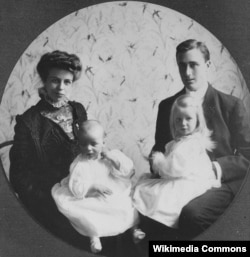 Франклин и Элеонор Рузвельт с детьми Анной и Джеймсом, 1908