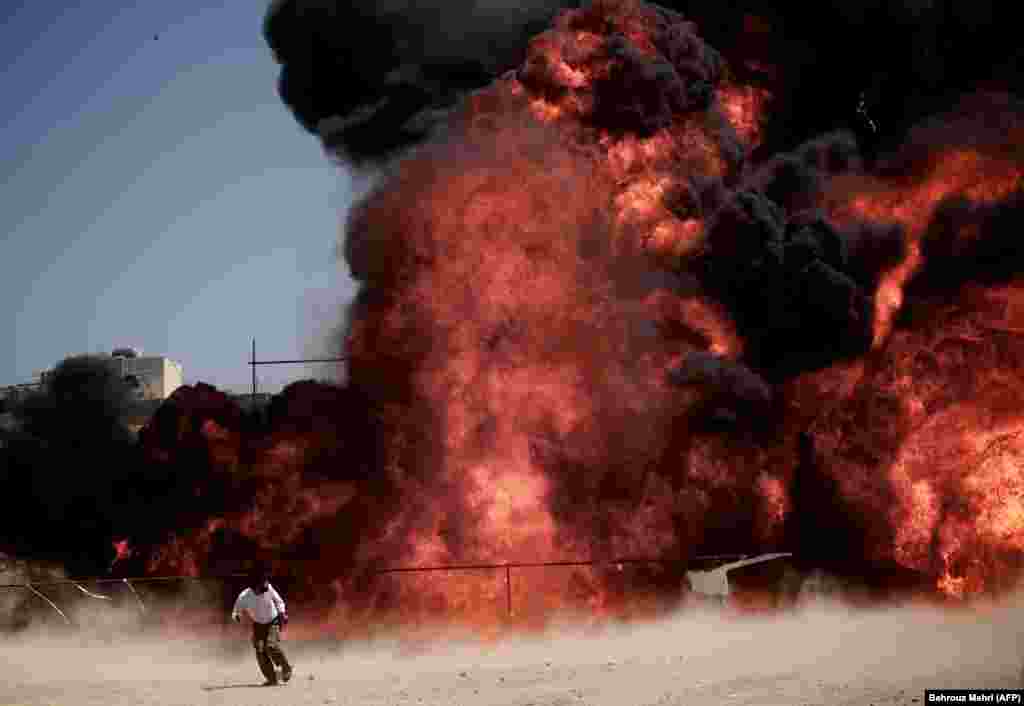 Iran -- A man who was fixing explosives wires run away after setting ablaze 50 tons of drugs seized in recent months in eastern Tehran, 26Jun2013