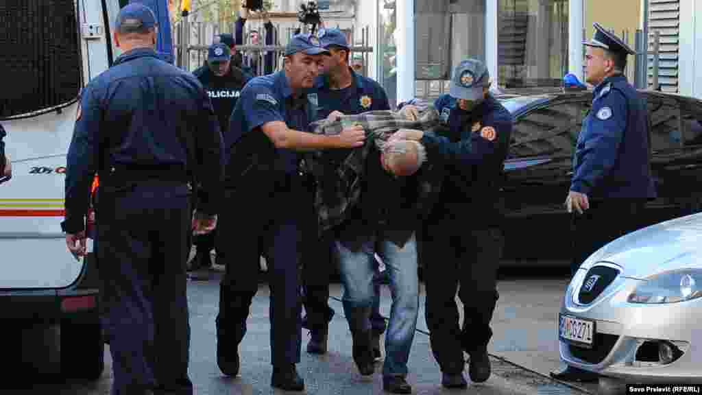 Полиция ведет в суд подозреваемых в подготовке переворота. Подгорица, 16 октября 2016 года.