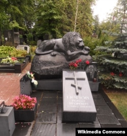 Могила Романа Цепова на Серафимовском кладбище Санкт-Петербурга
