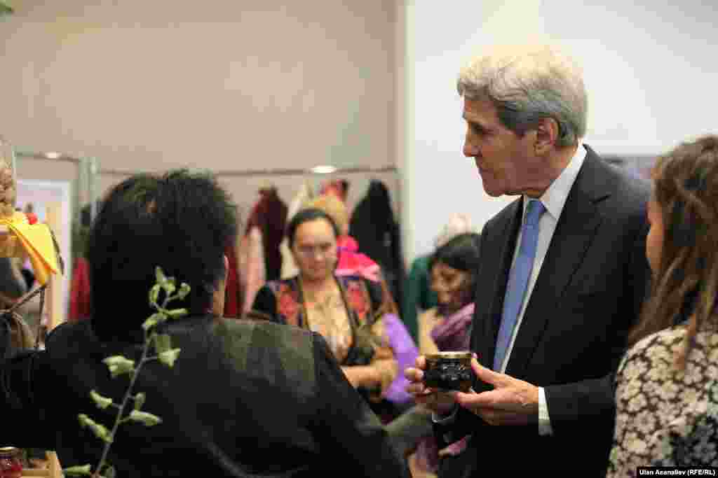 Джон Керри ознакомился с выставкой местных женщин-предпринимателей, организованной в здании Посольства.&nbsp;