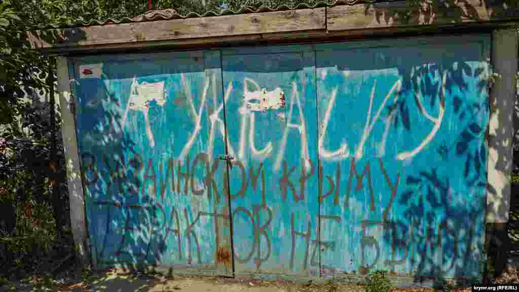2019 senesi. Aqmescitteki garajlardan birinde &laquo;Ukrainağa qoltutamız&raquo; yazısı 