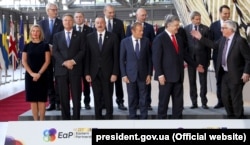 Президент України Петро Порошенко (другий праворуч), президент Європейської ради Дональд Туск (посередині) під час загального фото з нагоди 10-ї річниці «Східного партнерства». Брюссель, 13 травня 2019 року