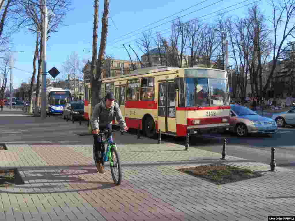 Tot mai mulți oameni renunță la transportul public din cauza pericolului ridicat de contaminare cu coronavirus și folosesc mijloace alternative de transport în Chișinău.