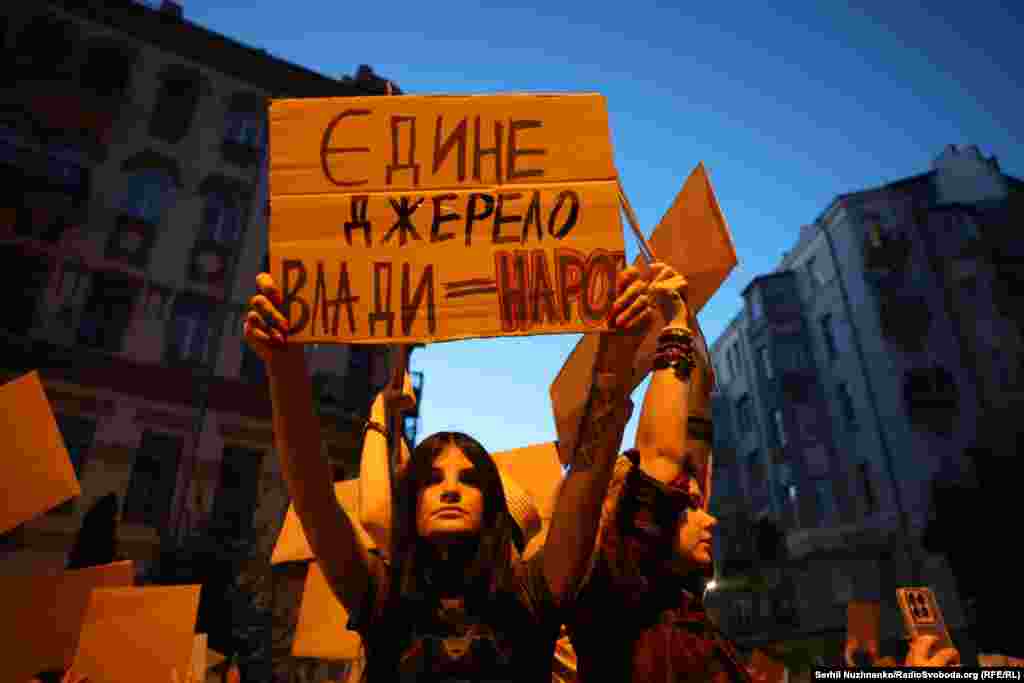 Сотні людей біля театру імені Івана Франка у Києві вийшли на пікет з вимогою до президента України Володимира Зеленського ветувати законопроєкт №12414. Київ, 23 липня 2025 року.Протести почалися після того, як 22 липня Верховна Рада ухвалила законопроєкт №12414, що обмежував незалежність антикорупційних органів. Попри заклики ветувати документ, президент Володимир Зеленський його підписав, що викликало суспільне обурення та занепокоєння західних партнерів.Скандал навколо закону про НАБУ і САП закінчився тим, що Верховна Рада ухвалила президентський законопроєкт №13533 31 липня 2025 року, який скасував попередні обмеження (закон №12414) та відновив повноваження антикорупційних органів, гарантувавши їхню незалежність, хоча залишилися питання щодо деяких деталей, як-от поліграф. Це сталося після масових протестів та критики з боку міжнародної спільноти, що спонукало владу змінити курс