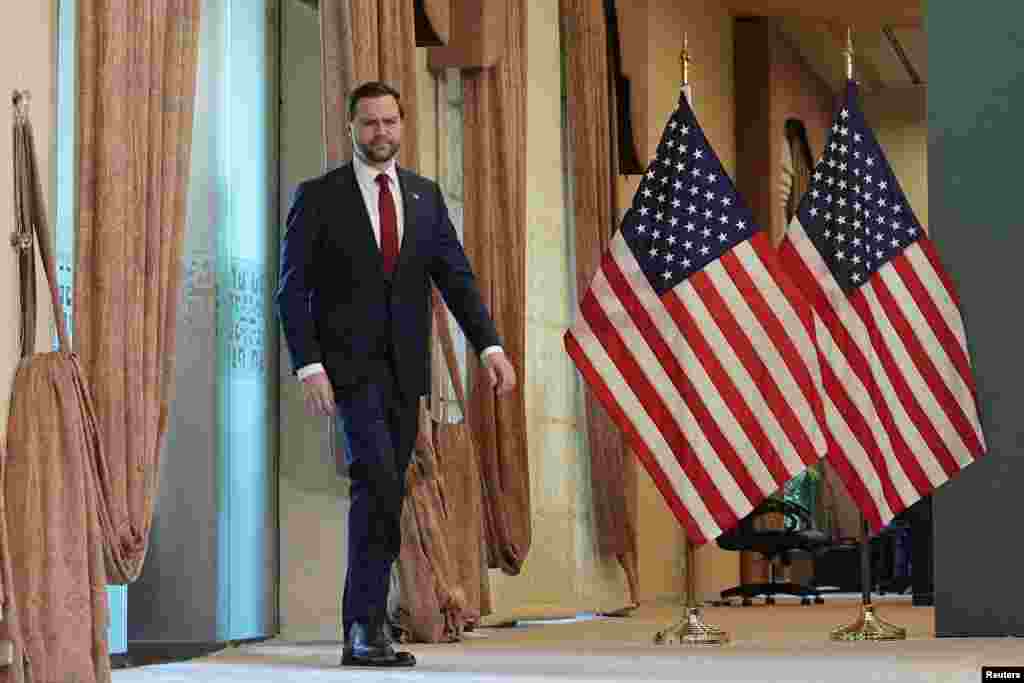 Вице-президент США Дж. Д. Вэнс прибывает на пресс-конференцию после встречи с представителями Пакистана и Ирана в воскресенье, 12 апреля 2026 года, в Исламабаде, Пакистан. Jacquelyn Martin/Pool