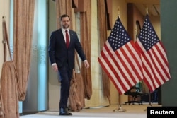 ABŞ vitse-prezidenti Cey Di Vens Pakistan və İran nümayəndələri ilə görüşdən sonra mətbuat konfransına gəlir.