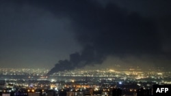 Fumul se ridică la locul unui atac american-israelian asupra capitalei iraniene, Teheran, pe 7 aprilie 2026.