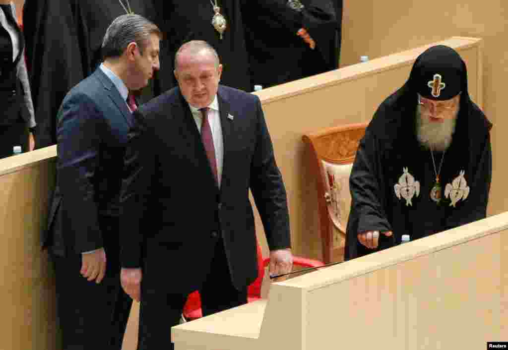 ილია მეორე და საქართველოს მეოთხე პრეზიდენტი გიორგი მარგველაშვილი ახლად არჩეული პარლამენტის პირველი სხდომის დროს ქუთაისში, 2016 წლის 18 ნოემბერს.