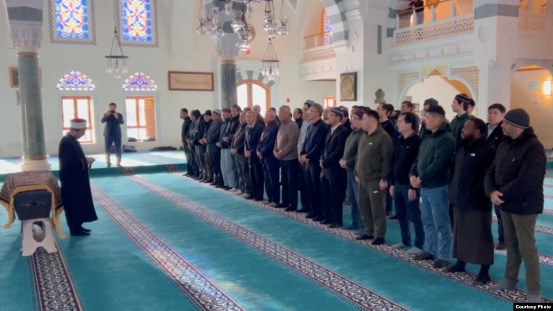 Жыныстық кештердегі жетілген әйелдер Бойжеткен өзінің арманындағы секс-видеоға қоршаудан асып кетті