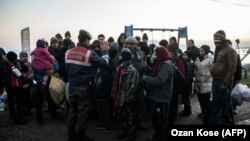 თურქეთის პოლიციელების მიერ დაკავებული სირიელი და ავღანელი ლტოლვილების ჯგუფი ქუჩუქუის რეგიონში. 27 იანვარი, 2016 წელი