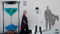 Žena prolazi pored murala u Whitstableu, 10. travnja