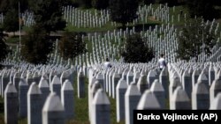 Cimitirul de la Potocari, în apropriere de Srebrenița.