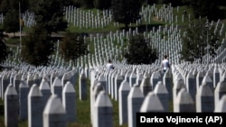 Cimitirul de la Potocari, în apropriere de Srebrenița.