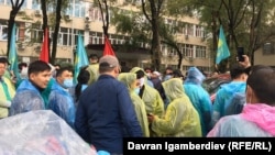 Бишкек административдик сотунун имаратынын алды. 27-август, 2020-жыл.