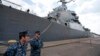 Militari români în faţa crucişătorului american USS Donald Cook, în portul Constanţa, 14 aprilie 2014
