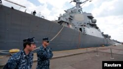 Militari români în faţa crucişătorului american USS Donald Cook, în portul Constanţa, 14 aprilie 2014