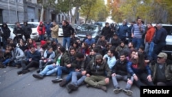 Armenia -- Members of the Armenian Revolutionary Federation block a street in Yerevan to demand Education Minister Arayik Harutiunian's resignation, December 3, 2019.