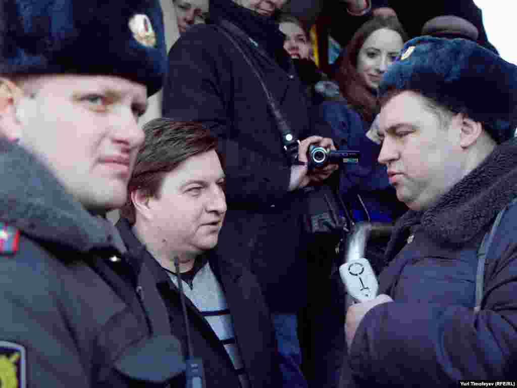 Заборону зупинятись на площі поліцейські пояснювали «необхідністю звільнити площу для проходу громадян».