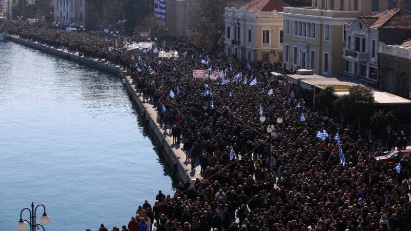 Mijëra grekë protestojnë për çështjen e migrantëve