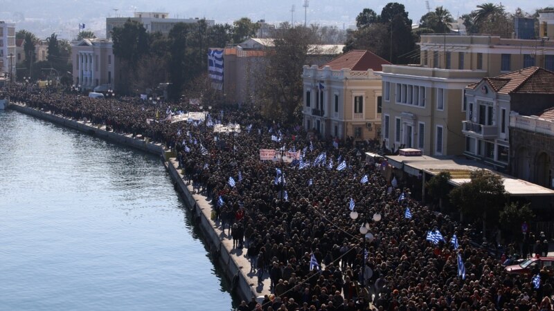 Протести на грчките острови поради големиот број бегалци 