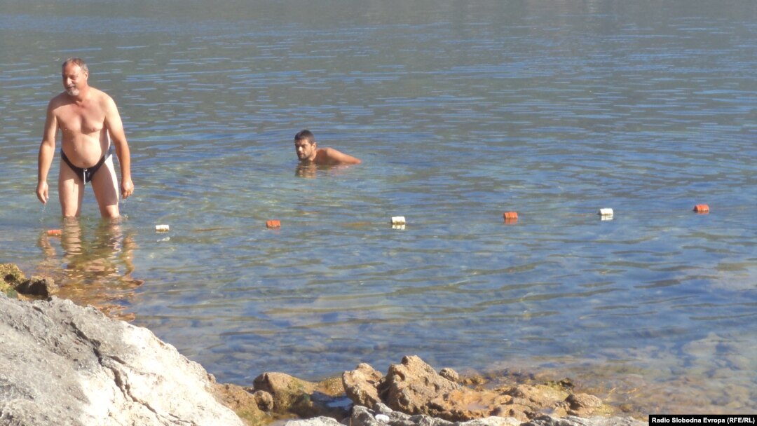 Топлото време и пријатната вода за капење и во октомври ги донесе охриѓани на плажа.